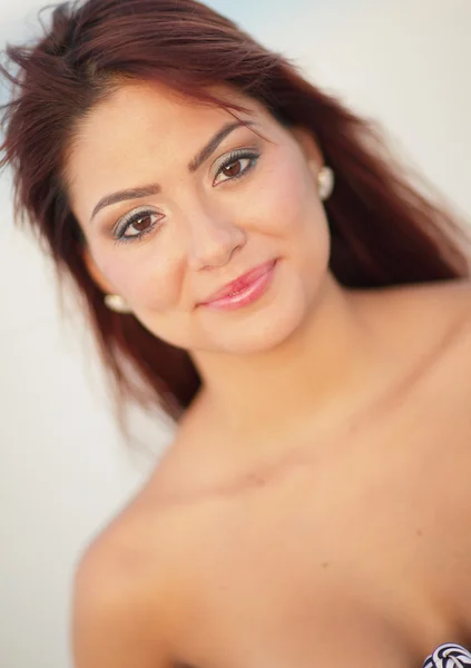 Attraente latina sorridente — Foto Stock
