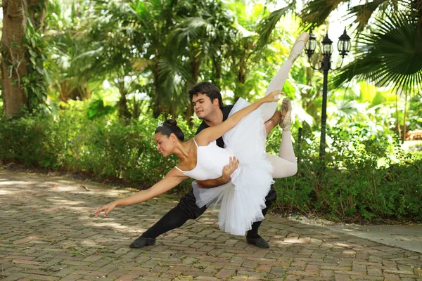 Couple dancing ballet in the park — Stock Photo, Image