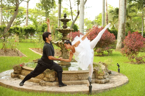 Ballerina's dansen in een tuin — Stockfoto