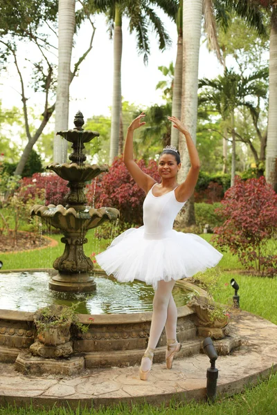 Ballerina i en trädgård — Stockfoto