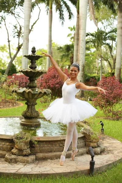 Bailarina en un jardín — Foto de Stock