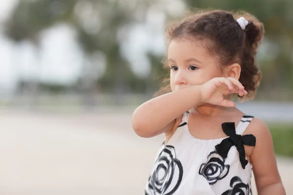 Criança limpando a boca — Fotografia de Stock