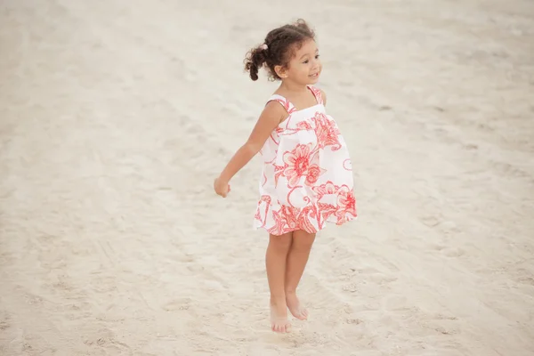 Μικρό παιδί άλμα στην άμμο — Φωτογραφία Αρχείου