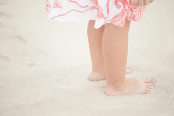 Дитячі ноги на піску — стокове фото