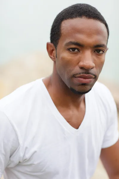 Portret van een jonge zwarte man — Stockfoto