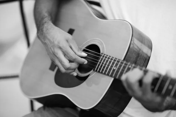 Persona che suona una chitarra — Foto Stock