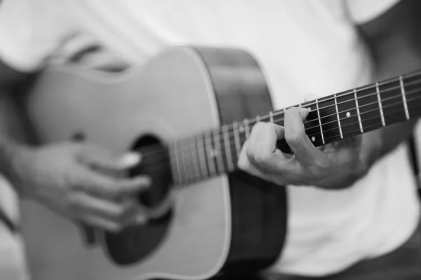 Persona che suona una chitarra — Foto Stock