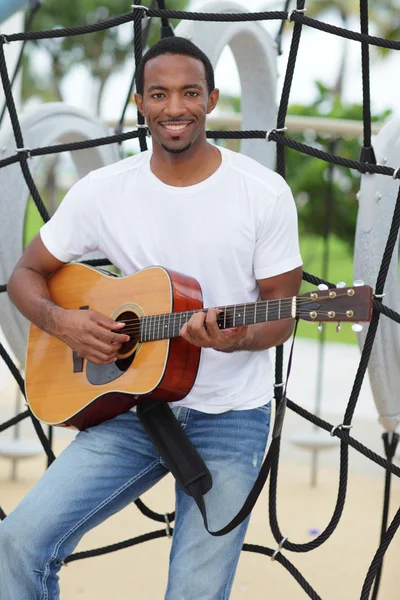 Homem bonito com uma guitarra — Fotografia de Stock