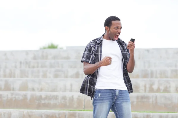 Homem gritando com seu telefone celular — Fotografia de Stock