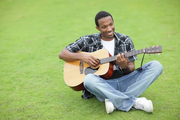 Счастливый музыкант в парке — стоковое фото