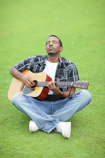 Homem tocando música no parque — Fotografia de Stock