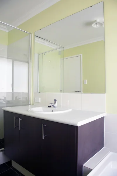 Green bathroom — Stock Photo, Image