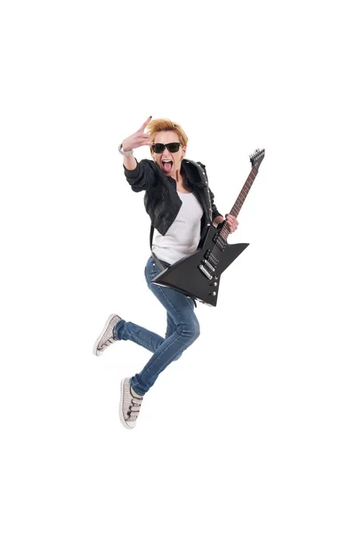 Rockstar gritando y saltando con guitarra eléctrica — Foto de Stock