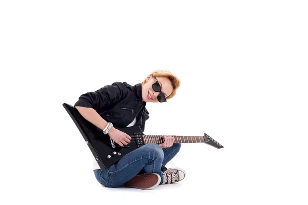 Punk rockstar spelar en gitarr — Stockfoto