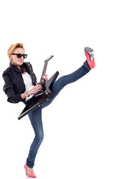 Meisje met lederen jas en gitaar — Stockfoto