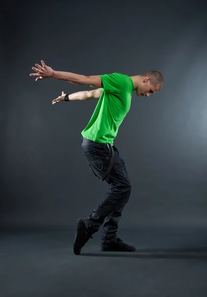그의 능력을 보여주는 브레이크 댄서 — 스톡 사진