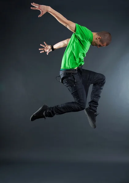 Танцовщица делает сложный прыжок — стоковое фото