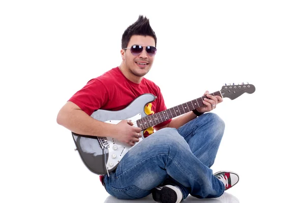 Siedzi gitarzysta gra gitara elektryczna — Zdjęcie stockowe