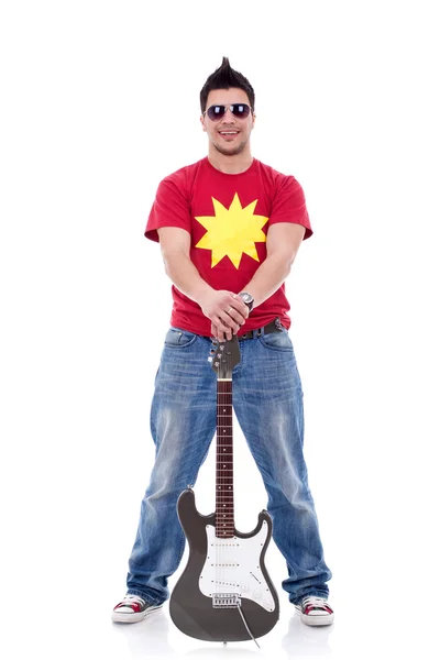 Gitarist met de gitaar tussen benen — Stockfoto