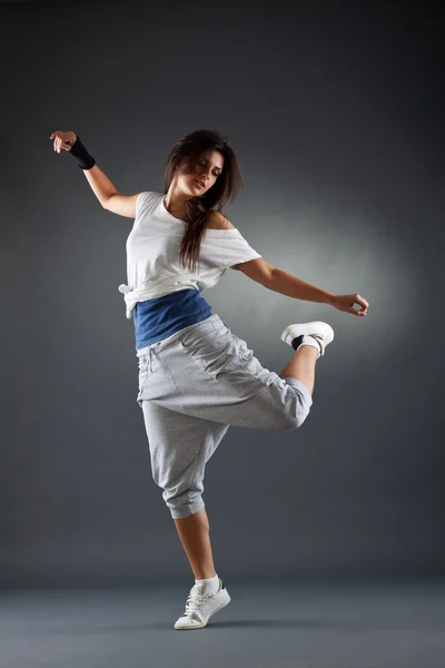 Jovem dançarina de estilo moderno está posando — Fotografia de Stock