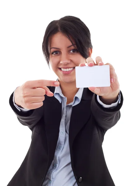 ブランク カードで指している若い女性の笑みを浮かべてください。 — ストック写真