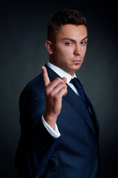 Homem de terno elegante apontando o dedo — Fotografia de Stock