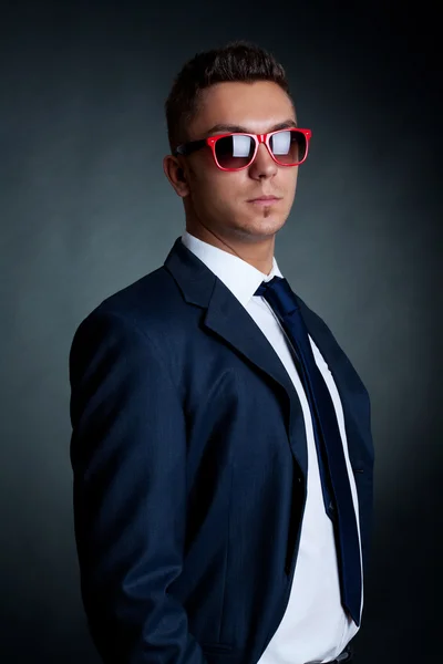 Ο άνθρωπος των επιχειρήσεων μόδας σε κόκκινα γυαλιά ηλίου — Φωτογραφία Αρχείου