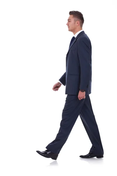 Biznesmen jest chodzenie — Zdjęcie stockowe