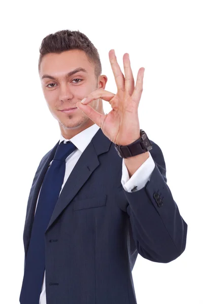 Jovem homem de negócios, mostrando um sinal ok — Fotografia de Stock