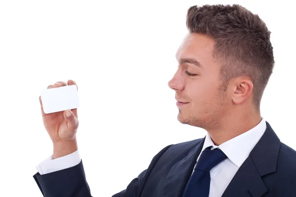 Hombre de negocios sosteniendo una tarjeta de visita en blanco —  Fotos de Stock