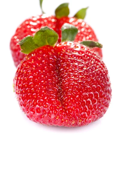 在白色孤立的两个草莓 — 图库照片