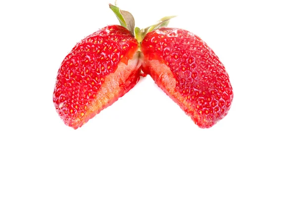 Geschnittene Erdbeere auf weißem Hintergrund — Stockfoto
