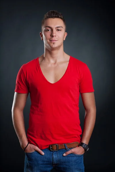 Moda mężczyzna z czerwona koszulka — Zdjęcie stockowe