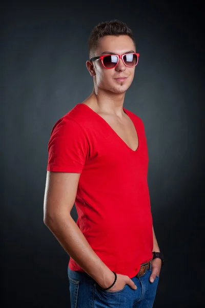 Homme portant un T-shirt rouge et des lunettes de soleil — Photo