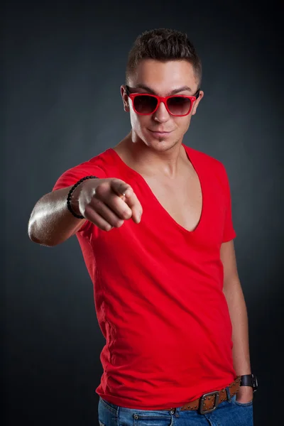 Άνθρωπος της μόδας με κόκκινο tshirt — Φωτογραφία Αρχείου