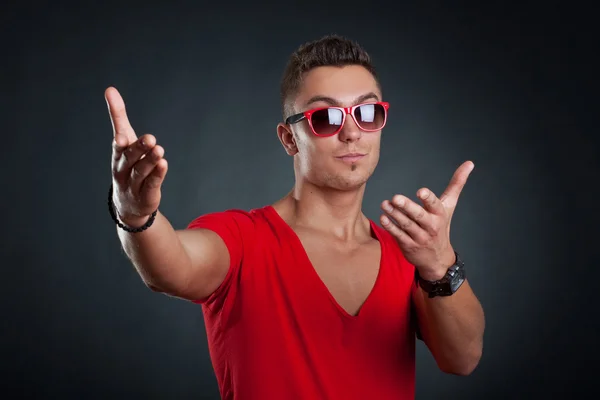 Hombre con una camiseta roja y gafas de sol — Foto de Stock