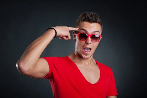 Mann mit Sonnenbrille macht ein komisches Gesicht — Stockfoto