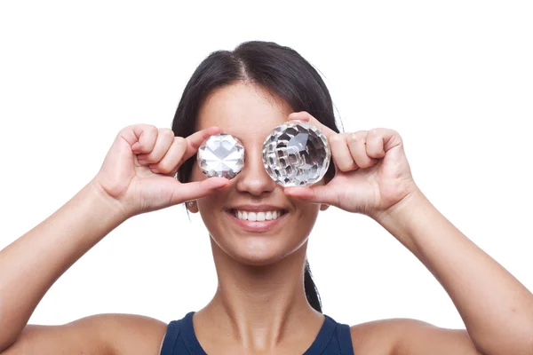 Mujer sosteniendo dos cristales — Foto de Stock