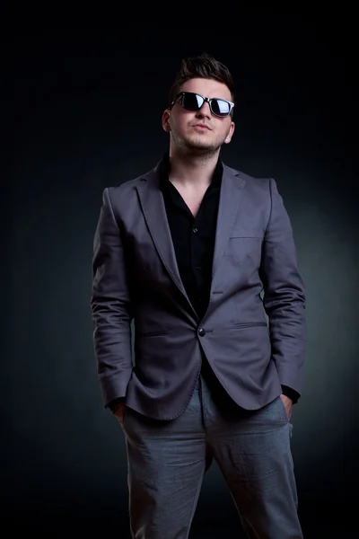 Mann mit Sonnenbrille stehend — Stockfoto
