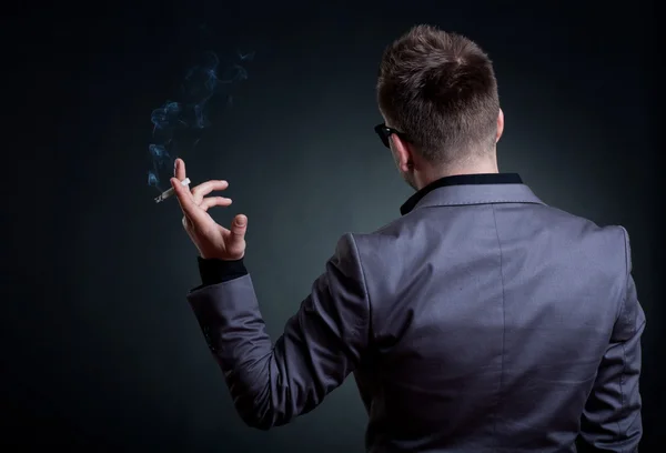 그의 손에서 담배로 남자의 뒤 — 스톡 사진