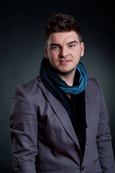 파란색 스카프를 착용 하는 젊은 남자 — 스톡 사진