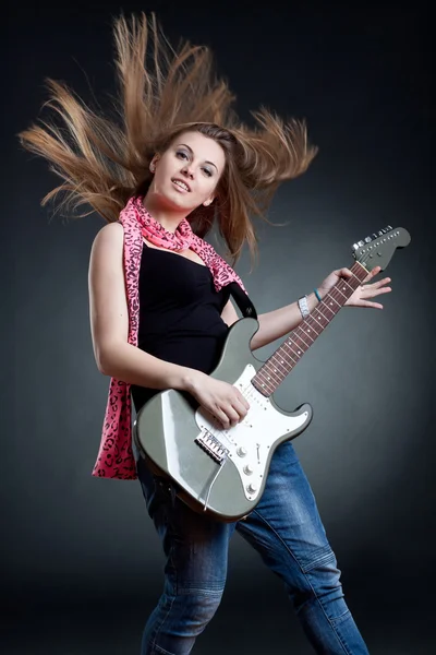 Headbanging woman guitarist playing her guitar — Stock Photo, Image