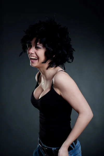 Leende kvinna som bär en svart peruk — Stockfoto