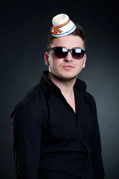 Homem usando óculos de sol e um chapéu romeno — Fotografia de Stock