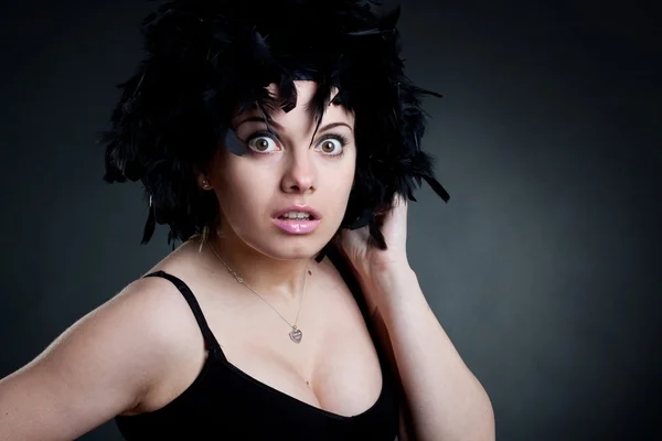 Förvånad kvinna med en svart peruk — Stockfoto