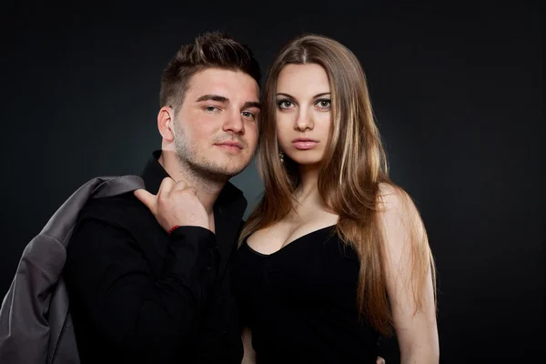 Молодая пара, стоящая рядом — стоковое фото