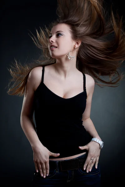 Bella donna con i capelli soffiati — Foto Stock