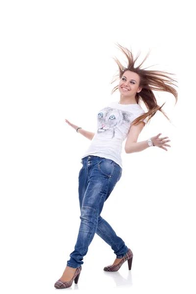 Junge sexy schlanke Frau schüttelt die Haare — Stockfoto