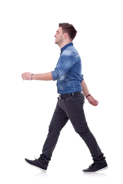 Vista lateral de un joven hombre casual caminando — Foto de Stock