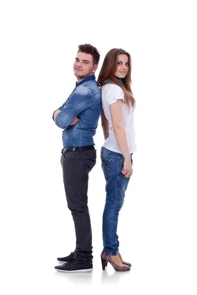 Lächelndes junges Paar steht Rücken an Rücken — Stockfoto
